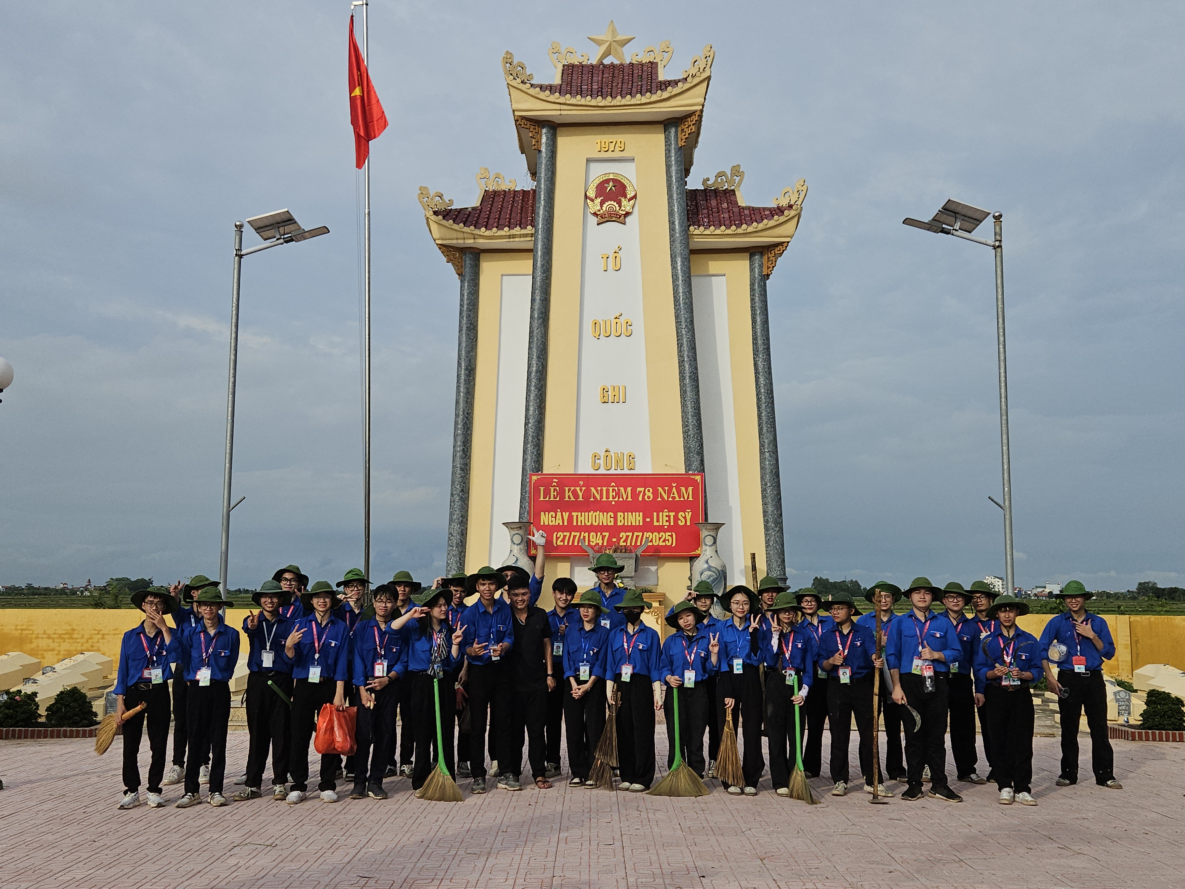 Thanh niên tình nguyện với các hoạt động đền ơn đáp nghĩa trên địa bàn xã Liên Minh nhân dịp kỷ niệm 78 năm ngày TBLS (27/7/1947-27/7/2025)