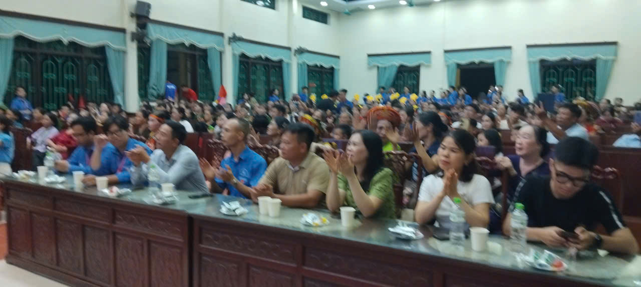 Đêm giao lưu văn nghệ với sinh viên tình nguyện