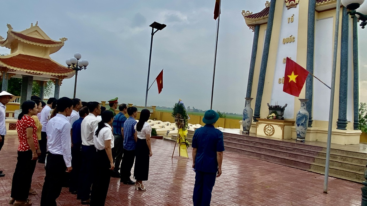 Đảng ủy, HĐND, UBND, Ủy ban MTTQ Việt Nam xã tổ chức Lễ dâng hoa, dâng hương tưởng niệm các anh hùng liệt sĩ tại Nghĩa trang liệt sĩ nhân kỷ niệm 80 năm Quốc khánh 02/9/2025