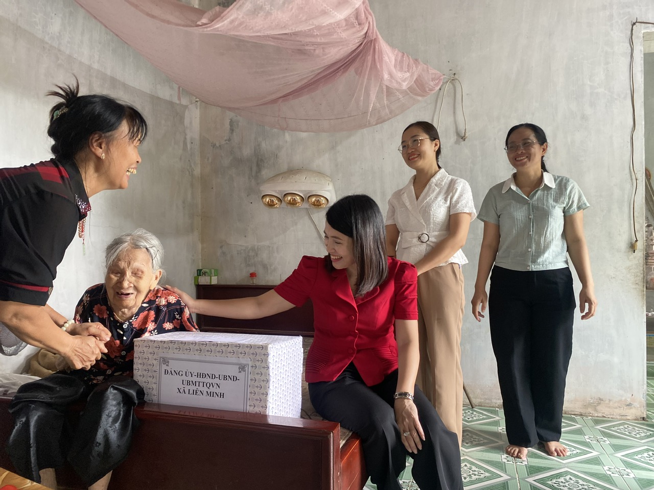 Các đồng chí lãnh đạo Đảng uỷ - HĐND - UBND - UBMTTQ Việt Nam xã tổ chức thăm, tặng quà gia đình chính sách nhân dịp kỷ niệm 78 năm ngày Thương binh Liệt sỹ (27/7/1947 - 27/7/2025). 